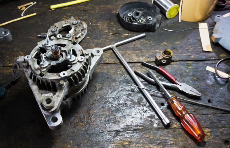 脏乱的地上的修理发动机的工具