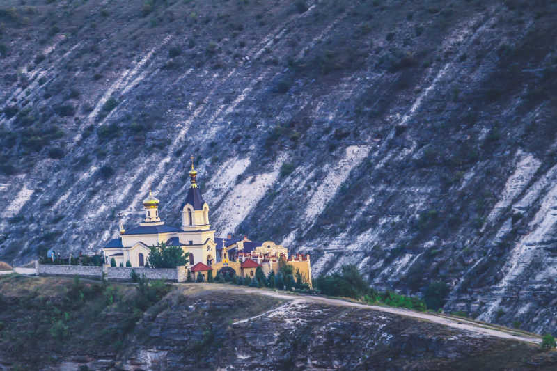 黑色山脚下的修道院