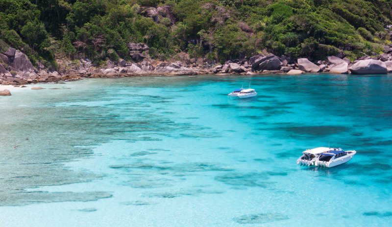 美丽大海上的摩托艇