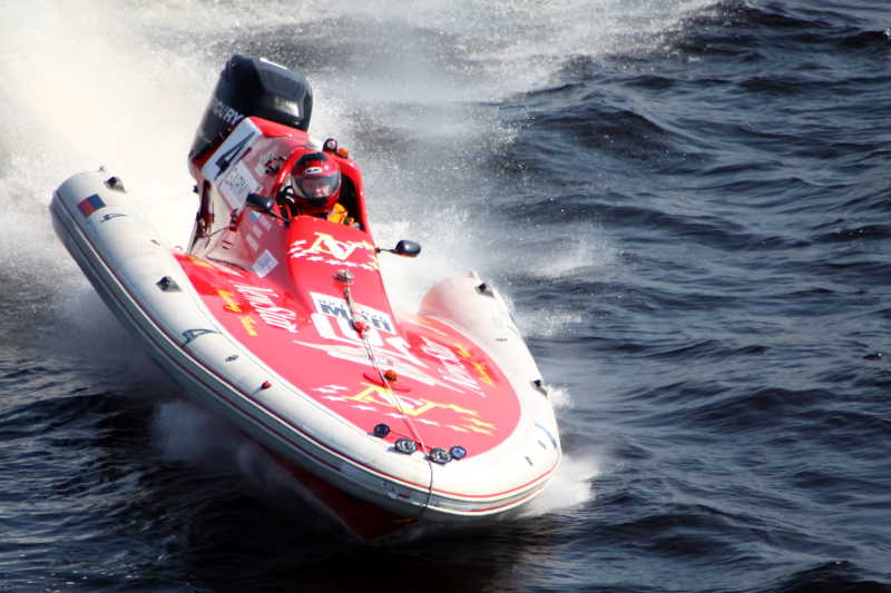 正在进行的快艇比赛