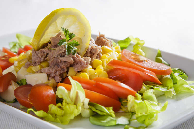 白色餐盘里的金枪鱼沙拉