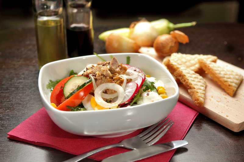 白色餐盘里美味的金枪鱼沙拉