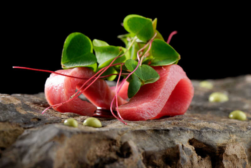 金枪鱼刺身和芥末酱的完美搭配