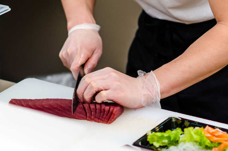 厨师正在做金枪鱼刺身料理