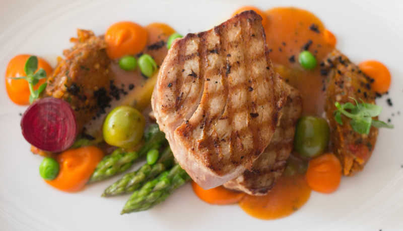 白色背景下的金枪鱼排美食