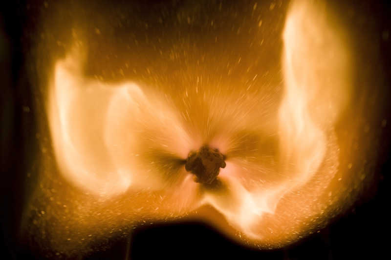 黑色背景下燃烧的火柴