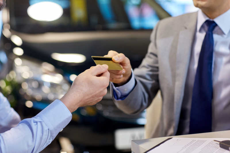 汽车经销商向顾客发放信用卡