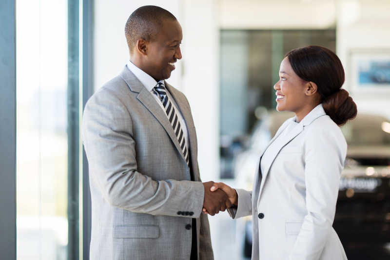 汽车经销商握手客户