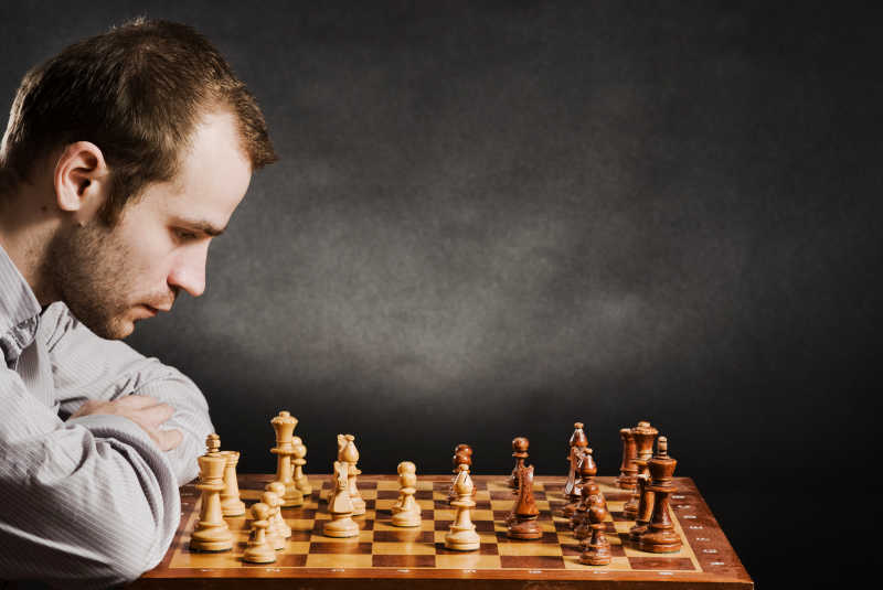 研究国际象棋的年轻棋手