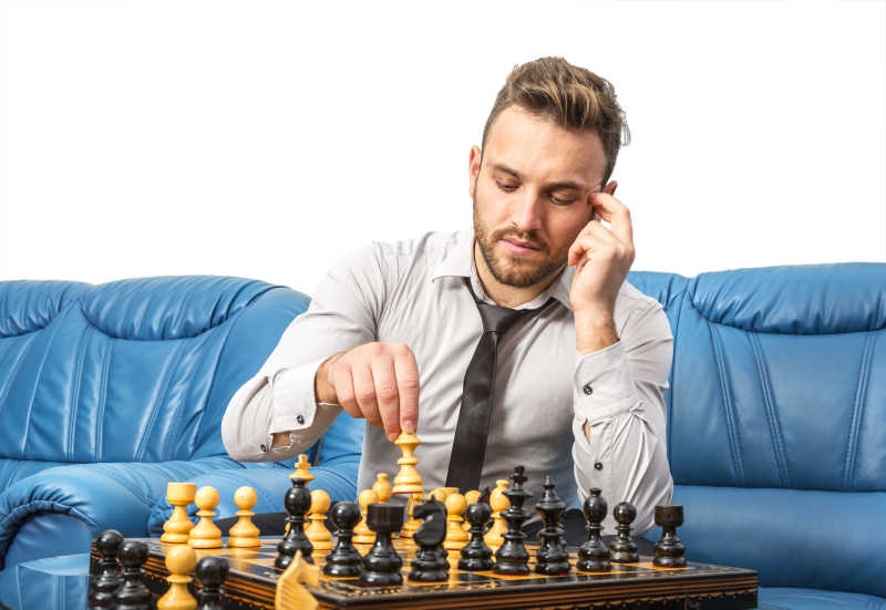 为国际象棋苦恼的年轻棋手