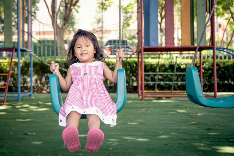 可爱的小女孩在荡秋千