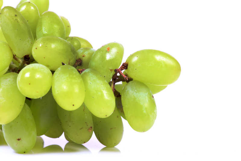 白色背景上的新鲜绿葡萄