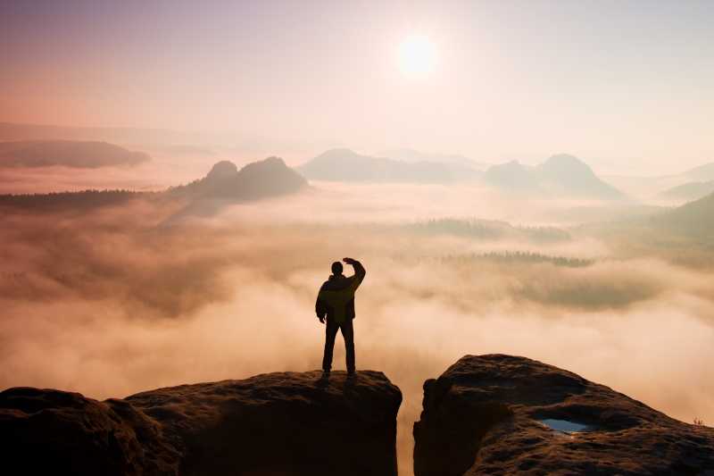 人类站在萨克森国家公园的砂岩岩峰上观望