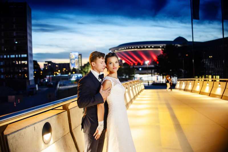 华丽的新婚夫妇在夜晚的桥上