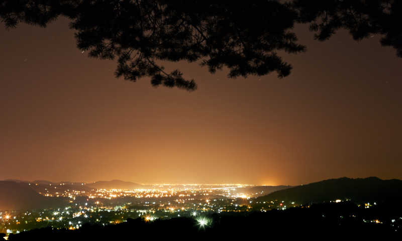 从山上眺望城市的夜景