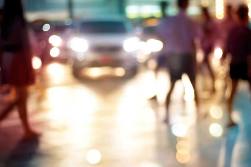 人走在夜晚的街道