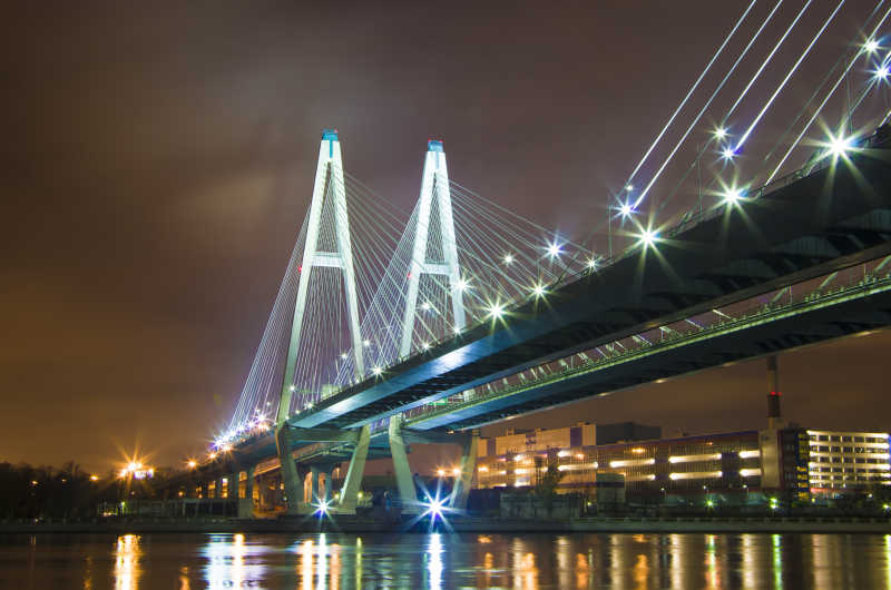 城市人行道的夜景