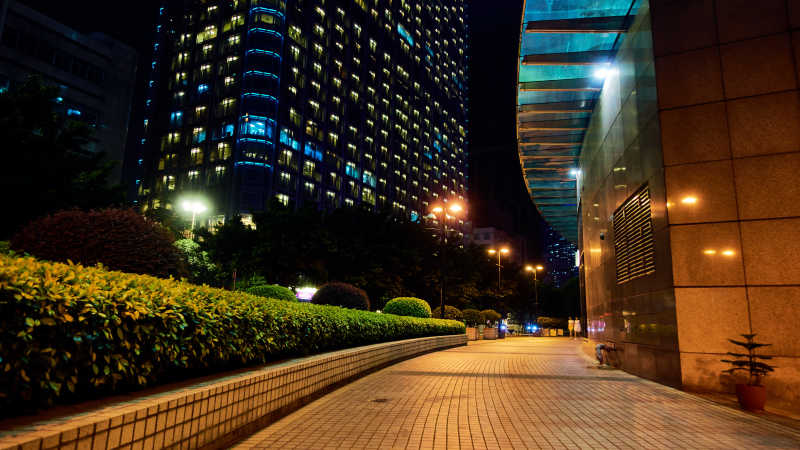 城市人行道的夜景