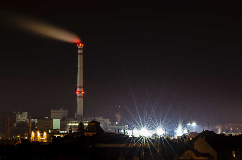 夜间城市高塔上的灯光