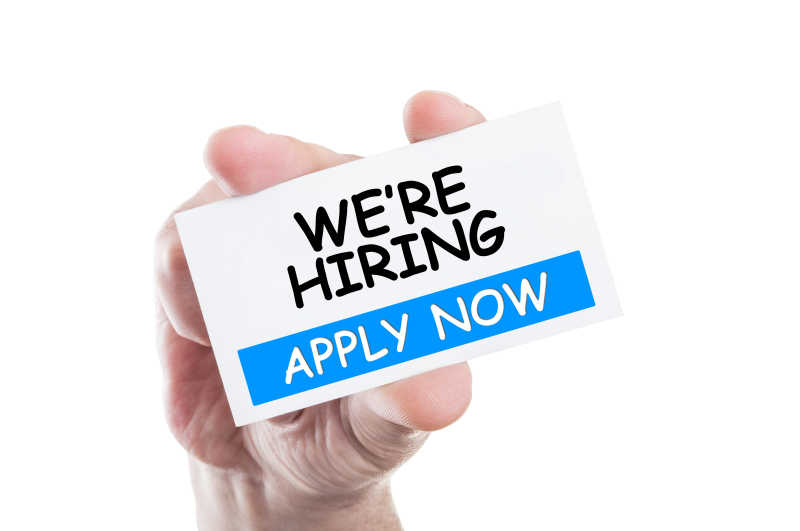 用手拿着我们正在招聘卡片