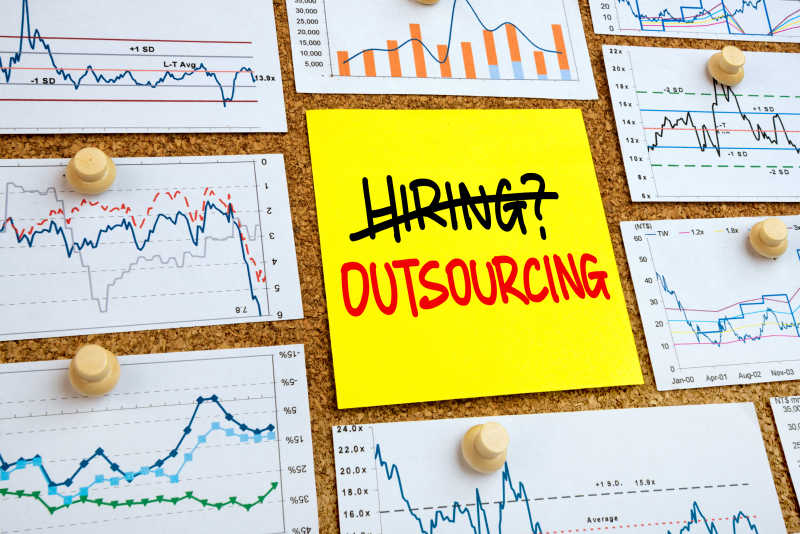 雇佣或外包概念
