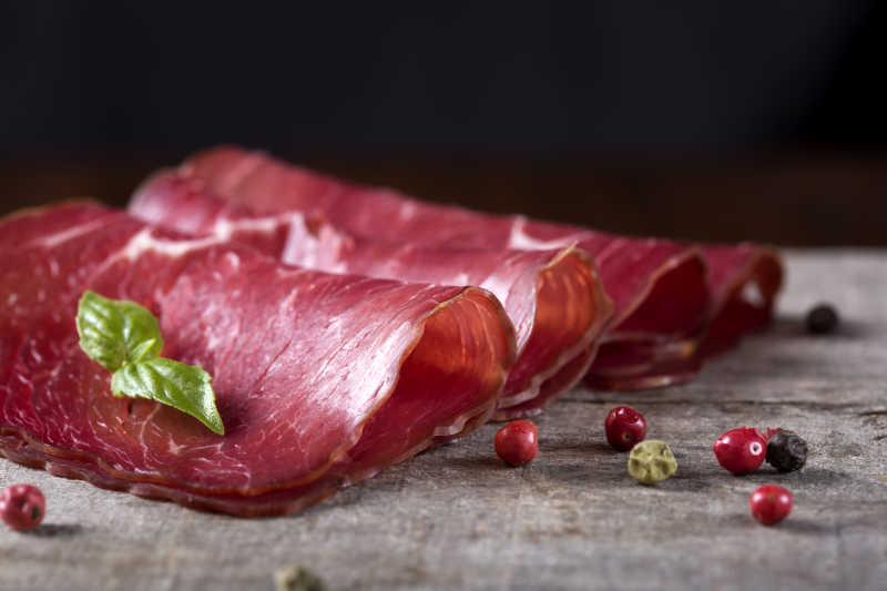 木板上的烟熏牛肉片