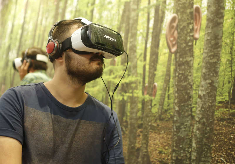 男人戴着3D眼镜树上长着耳朵