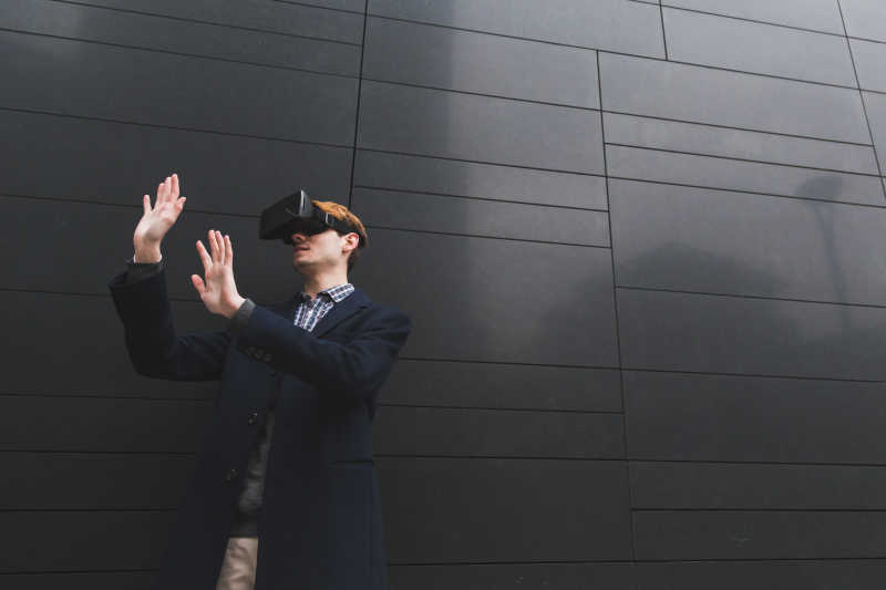 在户外带着3D眼镜的男人