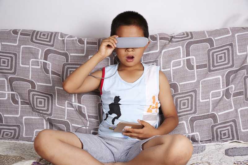 带着3D眼镜惊讶的男孩