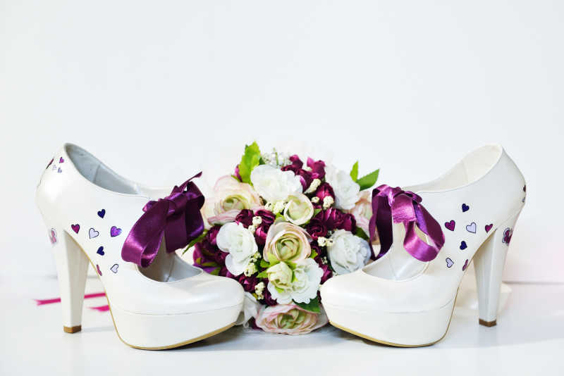 美丽的花束和高跟鞋