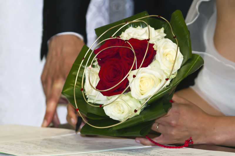新娘拿着花束图片 捧着白玫瑰和红玫瑰花束的新娘和新郎素材 高清图片 摄影照片 寻图免费打包下载