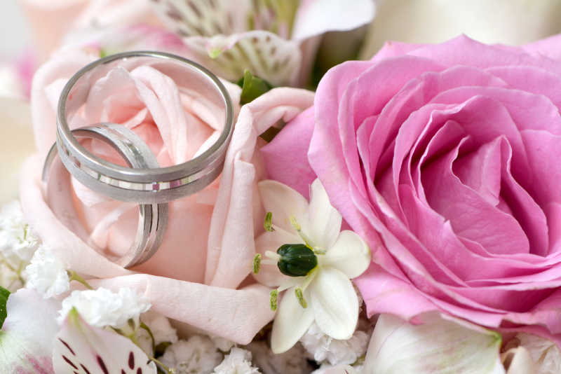 银色的婚礼对戒放在花束中