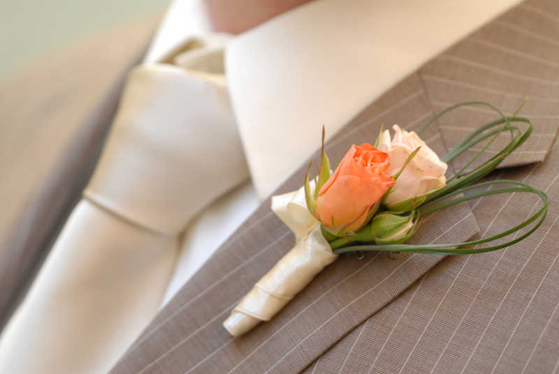 新郎别在胸前的花朵