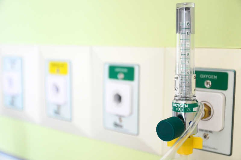 医院里墙壁上的氧气压力计