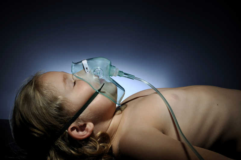 戴着氧气面罩的小女孩