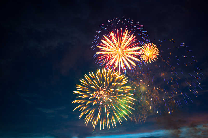 各种颜色的漂亮焰火