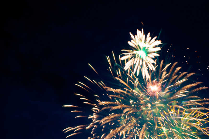 夜空中绚丽多彩的烟花