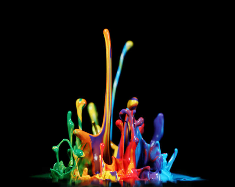 在黑色背景下的多彩涂料飞溅