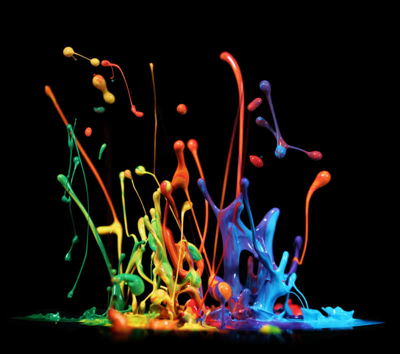 多彩的涂料飞溅在黑色背景上