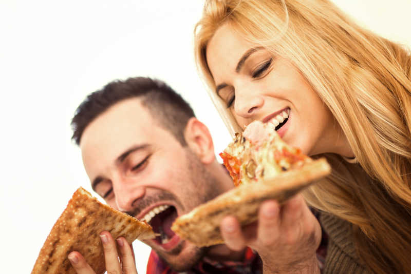 在家吃披萨的年轻夫妇