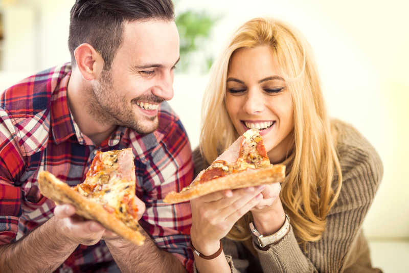 一起吃披萨饼的幸福夫妇