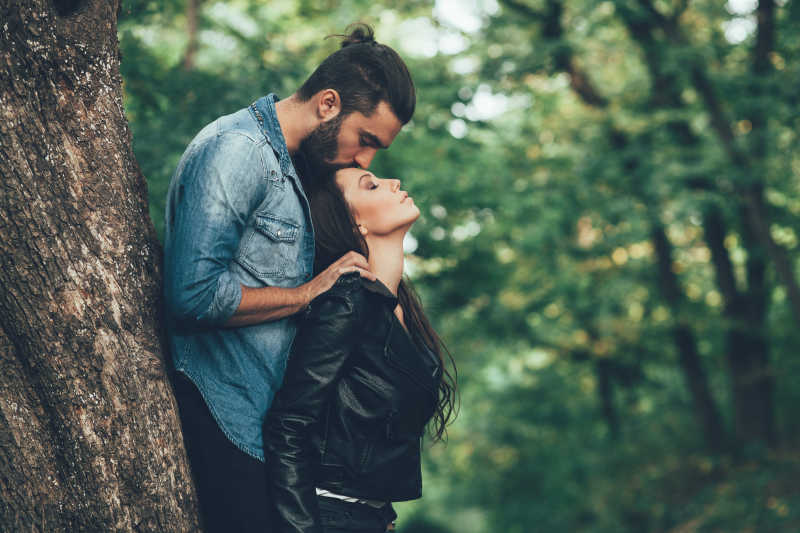 图片 创意图片 年轻夫妇在河边接吻系列 一 户外拥抱亲吻的情侣(7张
