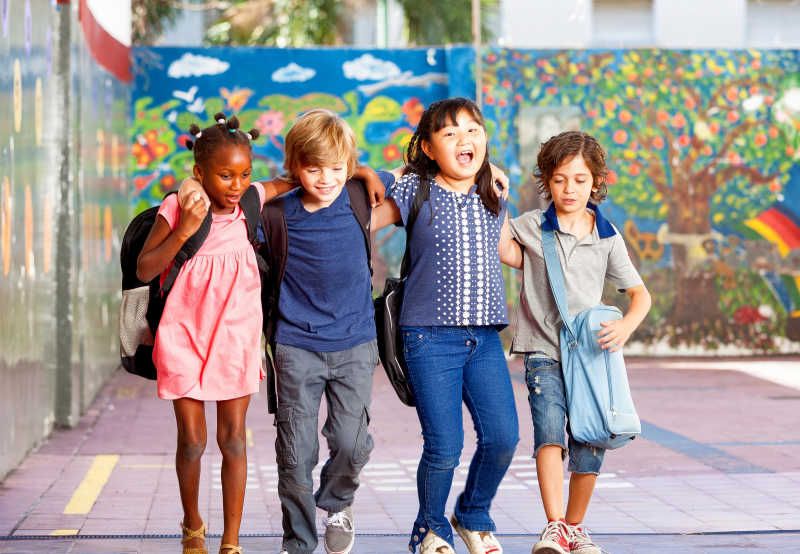 学校里的开心小孩子