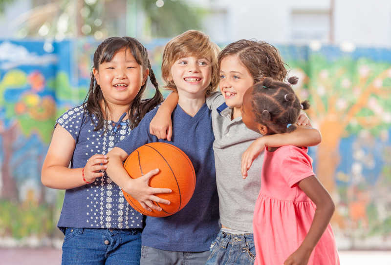 在学校的院子里打篮球的小学生