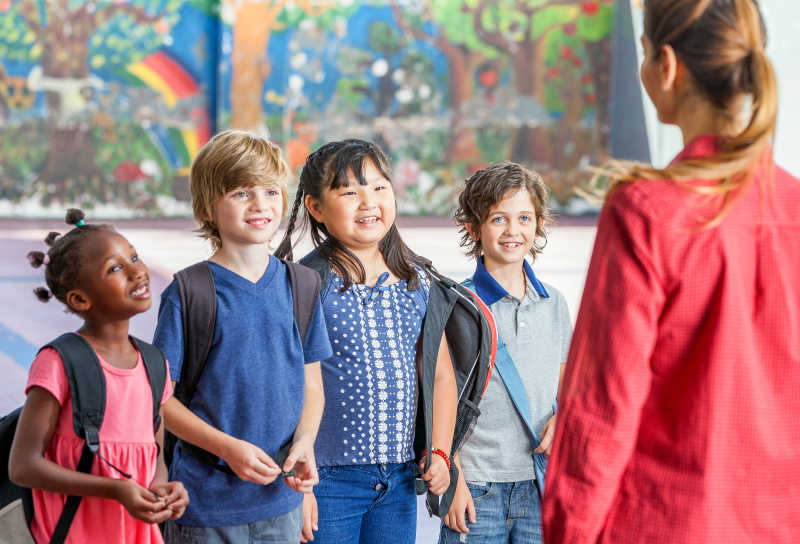 和学生们讲话的小学老师