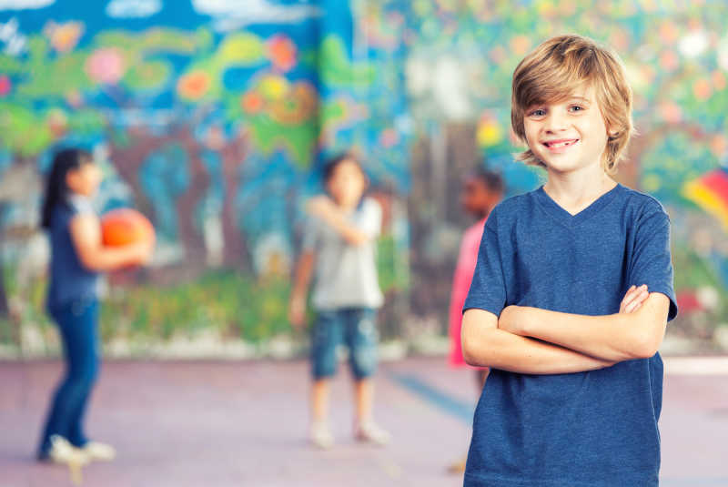 打篮球的帅气小男孩