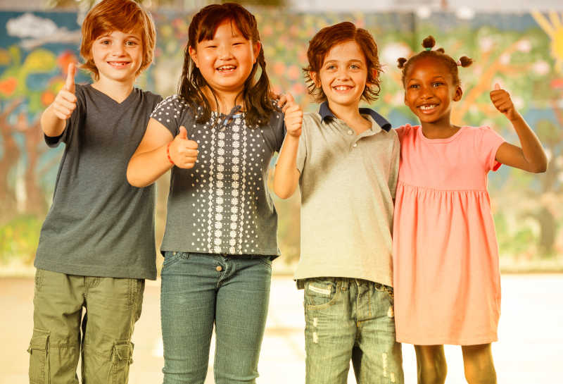 竖起大拇指的小学生们