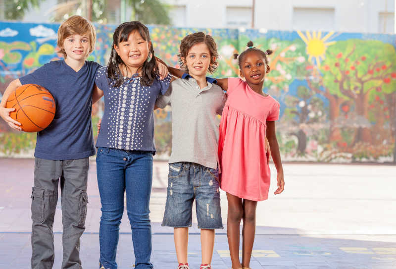 在学校的院子里打篮球的小伙伴