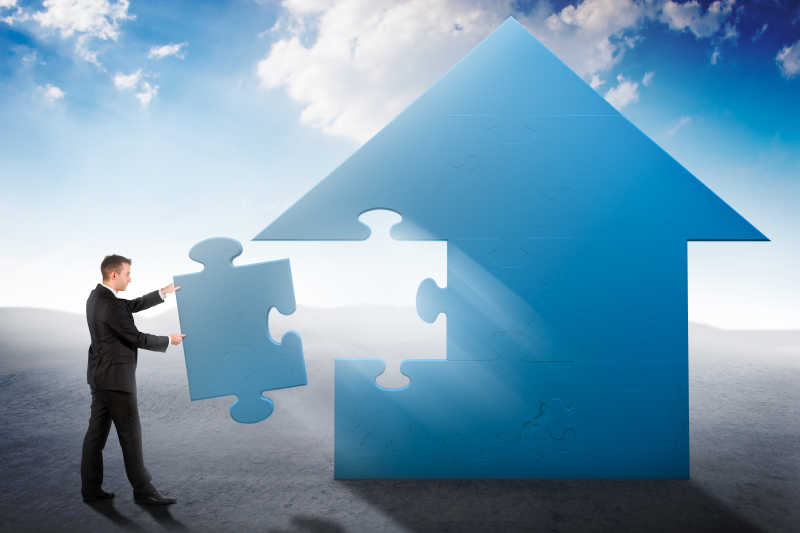 组装蓝色拼图的商人