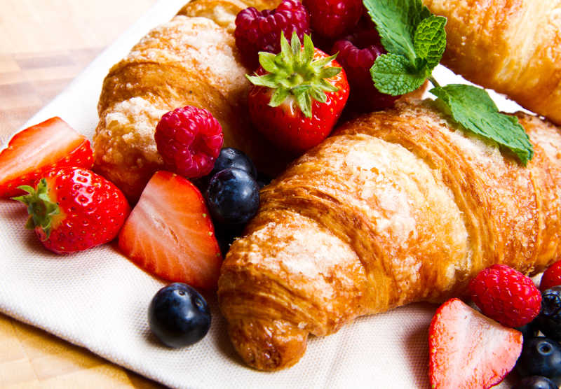 餐盘里新鲜美味的面包